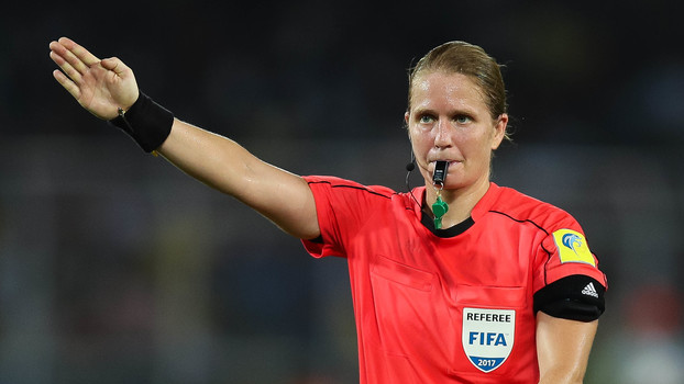 Esther Staubli é a primeira mulher a apitar torneio masculino da Fifa após 16 anos Esther Staubli é a primeira mulher a apitar torneio masculino da Fifa após 16 anos