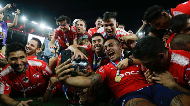 Jogadores do Independiente com a taça da Copa Sul-Americana, no Maracanã