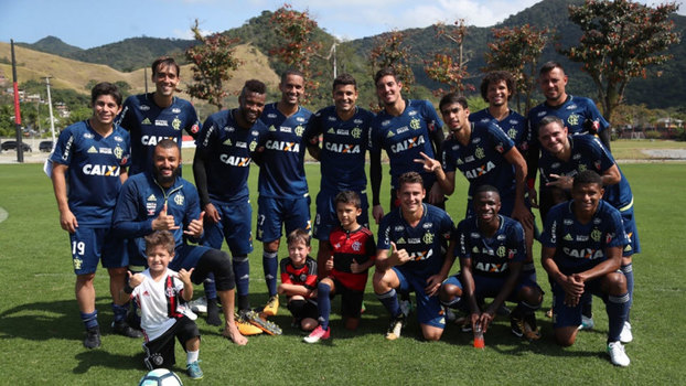 Ederson (ao centro, em pé) foi ao treino do Flamengo, neste sábado Ederson (ao centro, em pé) foi ao treino do Flamengo, neste sábado