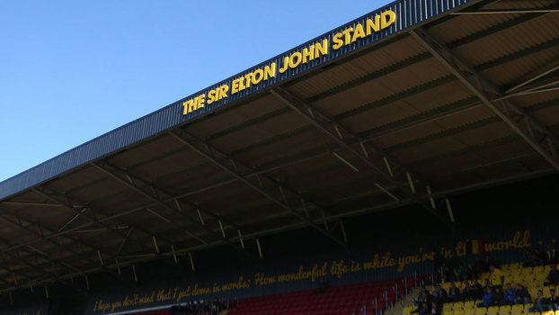 Elton John tem arquibancada com seu nome no estádio do Watford Elton John tem arquibancada com seu nome no estádio do Watford