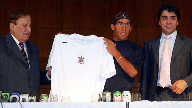 Alberto Dualib e Kia Joorabchian na apresentação de Tevez no Corinthians, em 2005 Alberto Dualib e Kia Joorabchian na apresentação de Tevez no Corinthians, em 2005