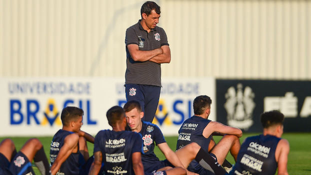 Fábio Carille conversa com jogadores no treino Fábio Carille conversa com jogadores no treino