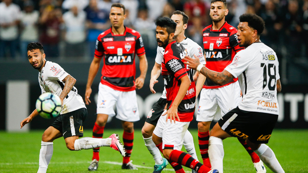 Clayson vê a bola sair pela linha de fundo em boa chance criada pelo Corinthians Clayson vê a bola sair pela linha de fundo em boa chance criada pelo Corinthians
