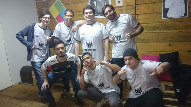 Time de LoL da OPK em momento de descontração Time de LoL da OPK em momento de descontração