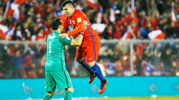 Bravo e Medel comemoram a vitória do Chile sobre o Equador nas eliminatórias