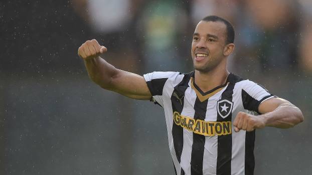Roger Carvalho vai reforçar o Palmeiras em 2016 Roger Carvalho vai reforçar o Palmeiras em 2016