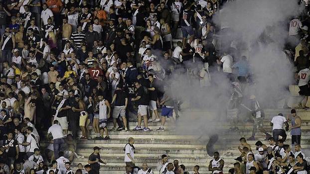 Violência nas arquibancadas marcou Vasco x Flamengo em São Januário Violência nas arquibancadas marcou Vasco x Flamengo em São Januário