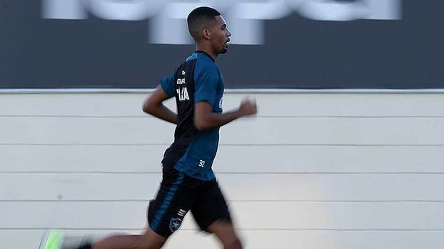 Matheus Fernandes corre em treino do Botafogo