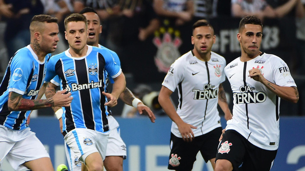 Corinthians e Grêmio não saem do 0 e seguem separados por 9 pontos na tabela