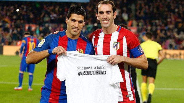 Luis Suárez e Diego Godín com a camisa em apoio ao movimento dos jogadores uruguaios Luis Suárez e Diego Godín com a camisa em apoio ao movimento dos jogadores uruguaios