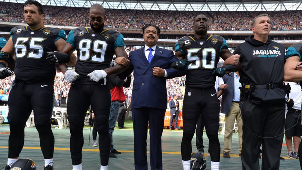 Dono do Jacksonville Jaguars dá os braços aos jogadores durante hino nacional Dono do Jacksonville Jaguars dá os braços aos jogadores durante hino nacional