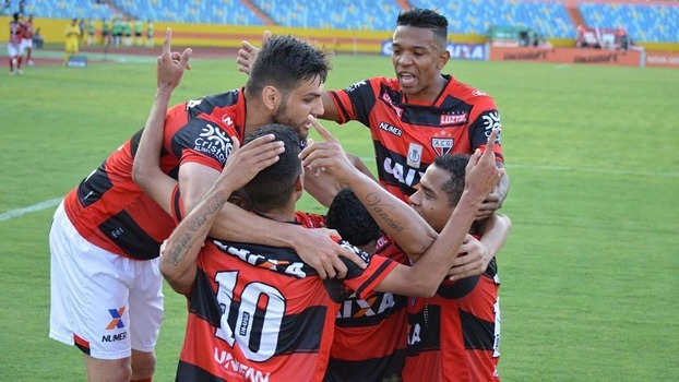 Jogadores do Atlético-GO comemoram gol da vitória sobre o Coritiba Jogadores do Atlético-GO comemoram gol da vitória sobre o Coritiba