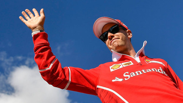 Sebastian Vettel acena para o público em Hungaroring Sebastian Vettel acena para o público em Hungaroring