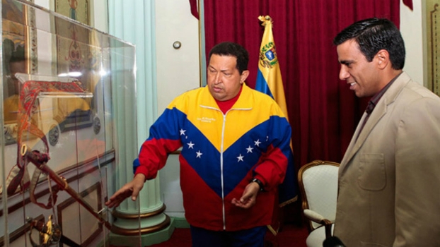 Hugo Chávez apresenta a espada de Simón Bolívar a Cesar Farías Hugo Chávez apresenta a espada de Simón Bolívar a Cesar Farías
