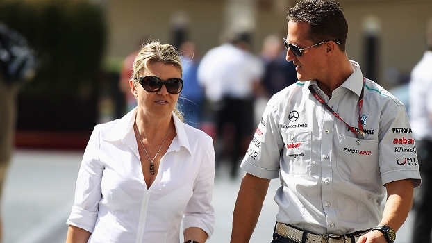 Esposa de Schumacher esbanja sorrisos em primeira aparição pública