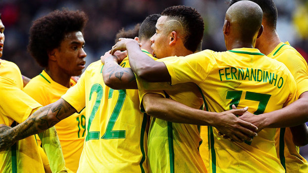 Jogadores do Brasil comemoram gol na vitória sobre o Japão Jogadores do Brasil comemoram gol na vitória sobre o Japão