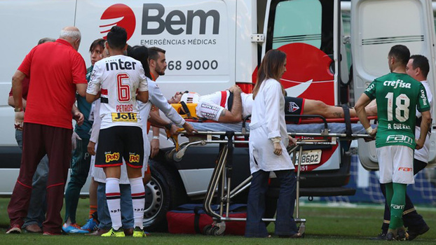 Pratto é deslocado até a ambulância após sofrer pancada na cabeça Pratto é deslocado até a ambulância após sofrer pancada na cabeça