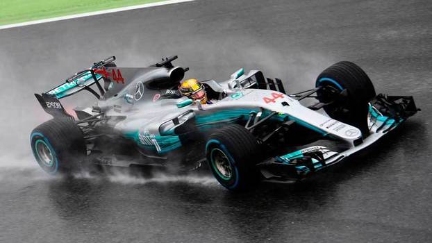 Lewis Hamilton, da Mercedes, superou chuva para fazer pole position em Monza Lewis Hamilton, da Mercedes, superou chuva para fazer pole position em Monza