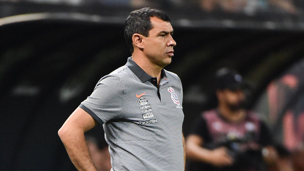 Fábio Carille observa o jogo entre Corinthians e Coritiba, em Itaquera Fábio Carille observa o jogo entre Corinthians e Coritiba, em Itaquera