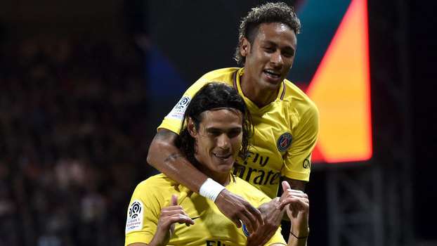 Neymar comemora com Cavani durante a vitória do PSG sobre o Guingamp