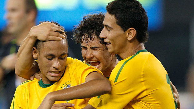 Neymar, Pato e Ganso comemoram gol do Brasil contra os EUA, em 2010
