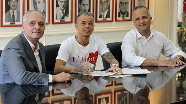 Andrés D'Alessandro durante a assinatura do novo contrato com o Internacional Andrés D'Alessandro durante a assinatura do novo contrato com o Internacional