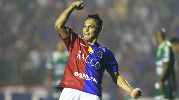 Robson, jogador do Paraná Clube, comemora seu gol durante partida contra o Luverdense Robson, jogador do Paraná Clube, comemora seu gol durante partida contra o Luverdense