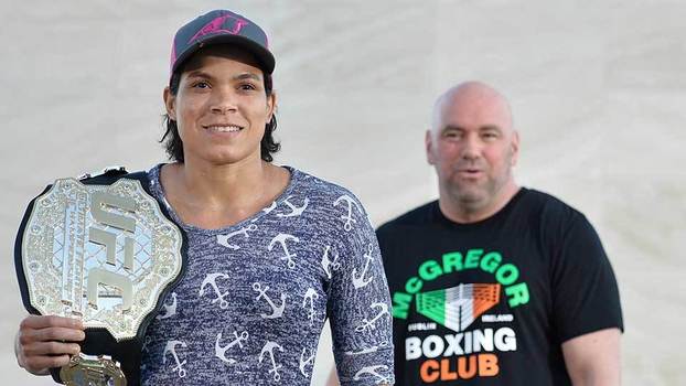 Amanda Nunes, com Dana White ao fundo, antes do UFC 215