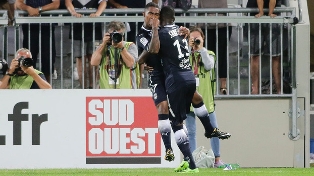 Malcom comemora gol do Bordeaux com Sankhare Malcom comemora gol do Bordeaux com Sankhare