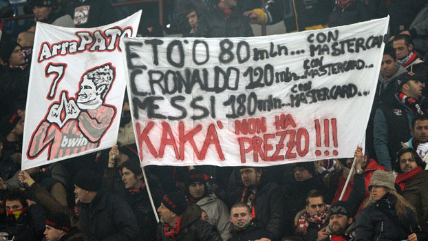 Torcedores levaram faixas contra a diretoria do Milan pela possível venda de Kaká Torcedores levaram faixas contra a diretoria do Milan pela possível venda de Kaká