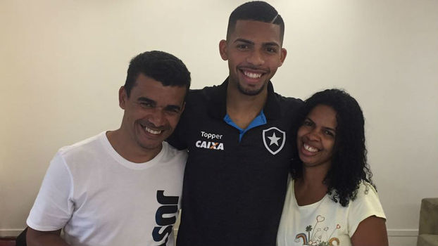 Matheus Fernandes (ao centro) é cercado pelos pais Matheus Fernandes (ao centro) é cercado pelos pais