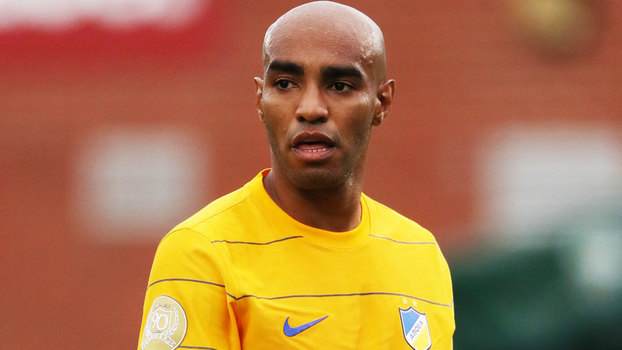 Carlão em ação pelo Apoel, do Chipre Carlão em ação pelo Apoel, do Chipre