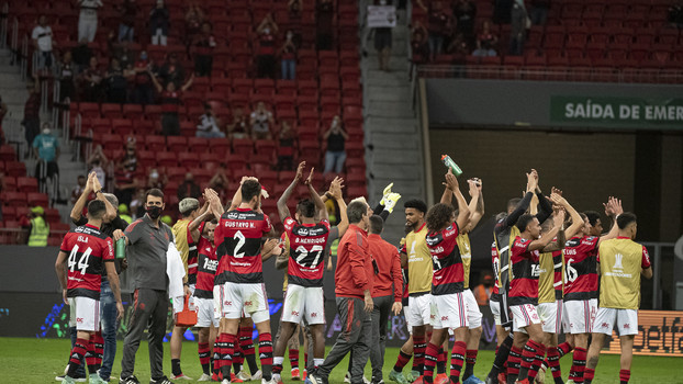 Flamengo agradece pequeno público no Mané Garrincha Flamengo agradece pequeno público no Mané Garrincha