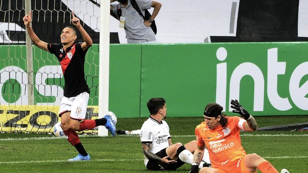 O camisa 10 João Paulo comemora com Cássio e Fagner caídos O camisa 10 João Paulo comemora com Cássio e Fagner caídos