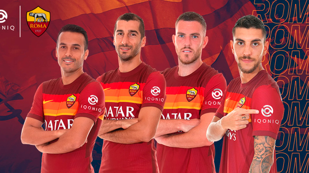 Jogadores da Roma posam com a marca da Iqoniq nas mangas, em 2020 Jogadores da Roma posam com a marca da Iqoniq nas mangas, em 2020