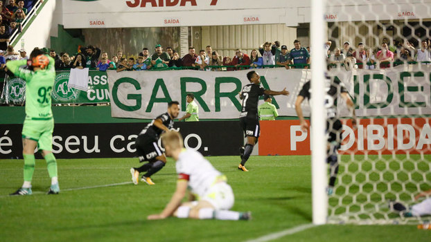 Jô (camisa 7) comemora gol do Corinthians contra a Chape, em Chapecó Jô (camisa 7) comemora gol do Corinthians contra a Chape, em Chapecó