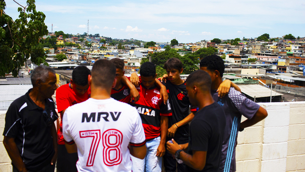 Amigos e familiares de Samuel Thomas, morto no incêndio do Ninho do Urubu Amigos e familiares de Samuel Thomas, morto no incêndio do Ninho do Urubu