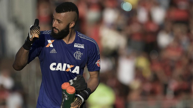 O goleiro Muralha em ação no cotejo com o Sport, domingo, na Ilha do Urubu O goleiro Muralha em ação no cotejo com o Sport, domingo, na Ilha do Urubu