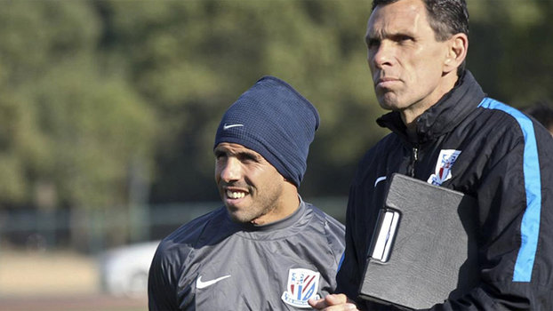 Tevez e Gus Poyet durante treino do Shanghai Shenhua: uruguaio saiu Tevez e Gus Poyet durante treino do Shanghai Shenhua: uruguaio saiu