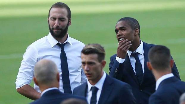 Higuaín e Douglas Costa, da Juventus, estão entre mais bem pagos da Itália Higuaín e Douglas Costa, da Juventus, estão entre mais bem pagos da Itália