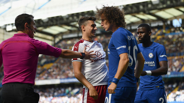 David Luiz em ação na estreia do Chelsea na Premier League