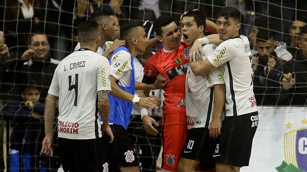 Corinthians seguiu adiante na competição Corinthians seguiu adiante na competição