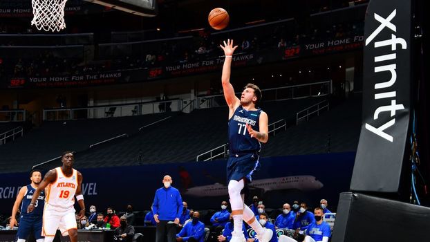 Doncic tenta bandeja pelos Mavericks na temporada 2020-21 da NBA Doncic tenta bandeja pelos Mavericks na temporada 2020-21 da NBA