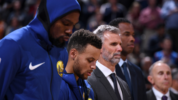 Kevin Durant e Stephen Curry momentos antes da derrota para o Thunder