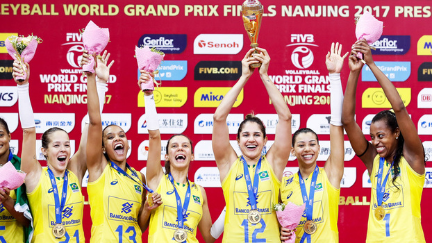 Jogadoras do Brasil comemoram a conquista do Grand Prix em cima da Itália Jogadoras do Brasil comemoram a conquista do Grand Prix em cima da Itália