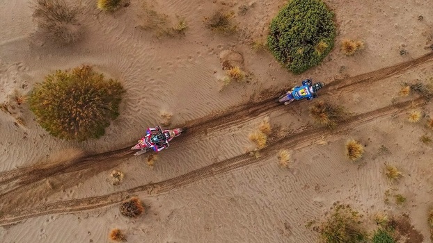 Adrien Van Beveren (Yamaha WR450F Rally) seguido por Kevin Benavides (Honda CRF450 Rally)