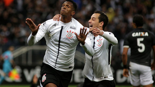 Jô se redime, vence Gatito, Corinthians derrota Botafogo e abre sete pontos na liderança