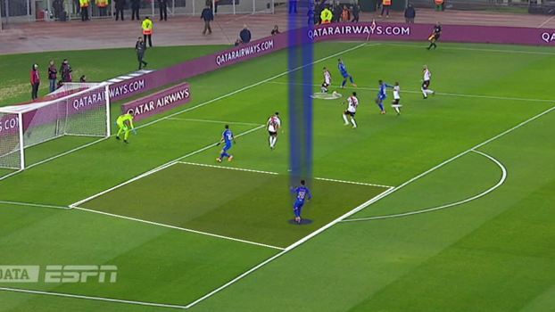 Jogada se desenrola e segunda trave fica livre para o Cruzeiro atacar após as seguidas quebras da linha defensiva