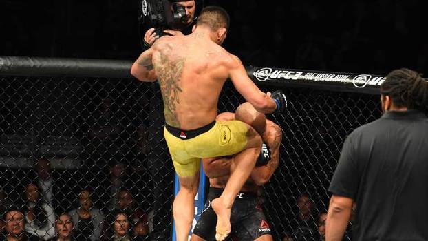 Rafael dos Anjos dá joelhada em Robbie Lawler no UFC no Canadá Rafael dos Anjos dá joelhada em Robbie Lawler no UFC no Canadá