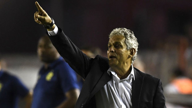 O técnico Reinaldo Rueda orienta o time do Fla contra o Independiente